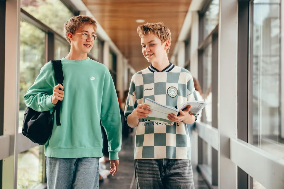 gaesdonck-internat-Glasgang-960-057 Schüler im Glasgang